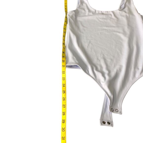 🎃Women’s Bodysuit Lot Medium Black & White Tank Style One-Piece Stretch Basics - Picture 6 of 10